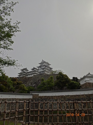 姫路城の縦向きの写真。天守閣まで登るのが多変でした。
